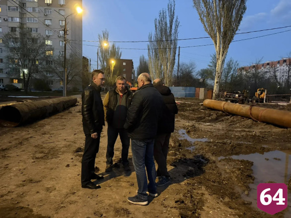 Максим Леонов провел планерку на месте обрушения коллектора