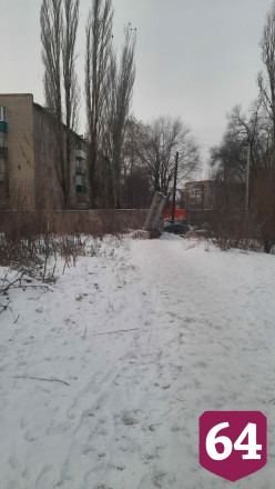 Саратовцы просят снести опасный заброшенный забор рядом со школой