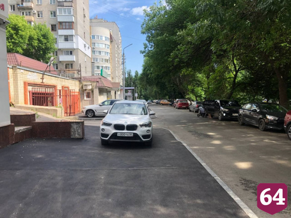 Четырех автохамов оштрафовали за парковку на тротуаре в центре Саратова