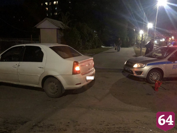 В Саратове 11-летний школьник на самокате попал под иномарку 