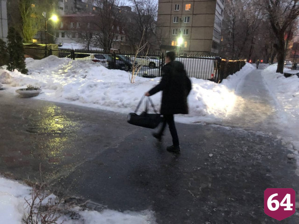 Жители Саратова после ледяного ливня почувствовали себя пингвинами 