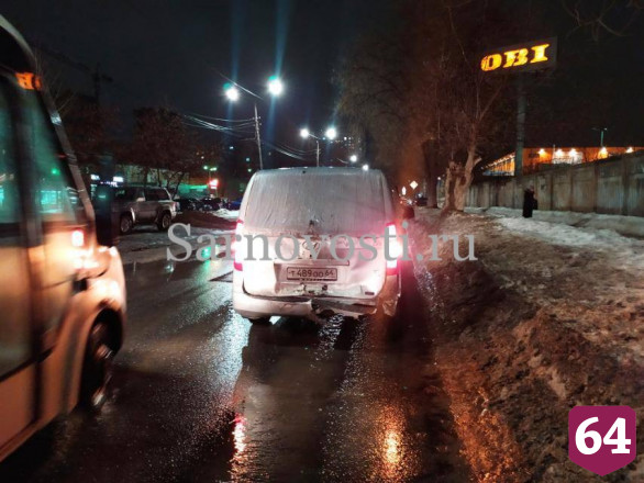 В Саратове пьяный водитель покалечился в ДТП с минивэном