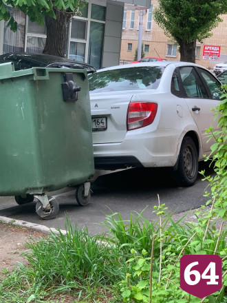 В Саратове автомобиль на тротуаре заблокировали мусорными баками