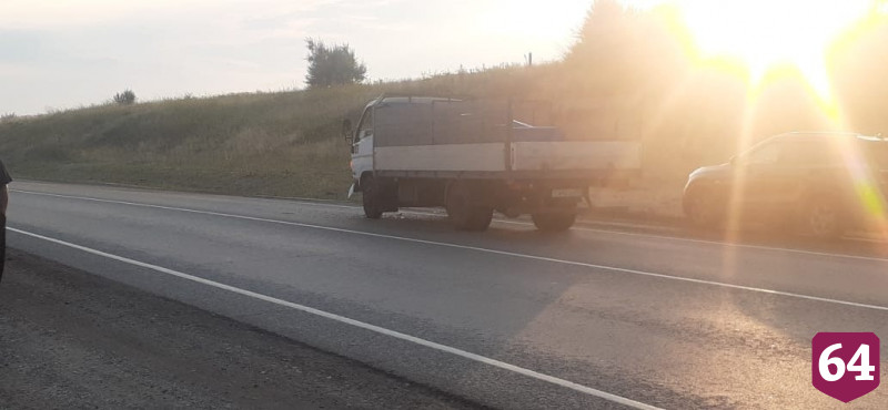 Под Саратовом водитель спровоцировал ДТП из-за упавшего телефона
