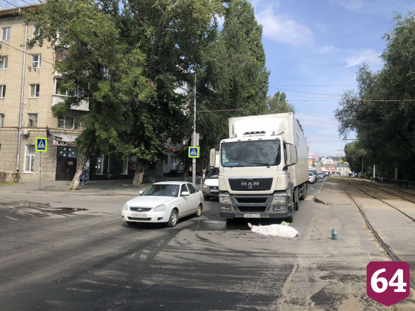 Фура насмерть сбила женщину в центре Саратова 