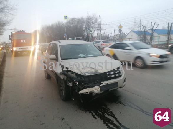В Саратове пассажирку легковушки увезли в больницу после ДТП