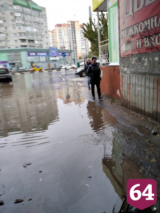 Центральную улицу Энгельса затопили дождевые воды