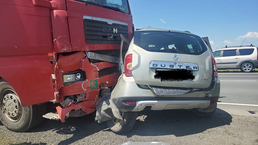 В ДТП с фурой под Саратовом погибли двое взрослых и ребенок