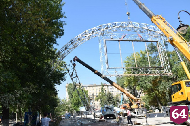 В Саратове убрали арку и рекламные щиты с Аллеи роз