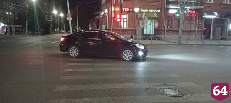 В центре Саратова водитель иномарки на переходе сбил трех человек 