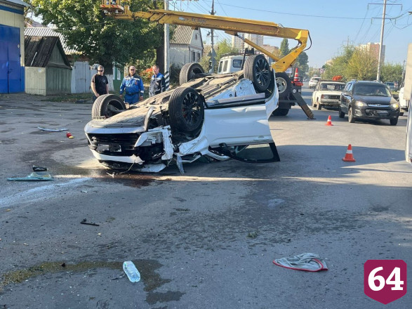 В Энгельсе иномарка при ДТП опрокинулась на крышу