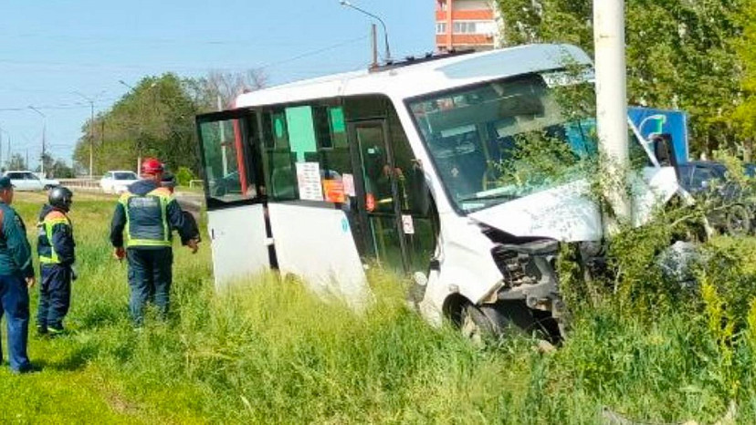 Семь человек пострадали в столкновении маршрутки со столбом под Энгельсом