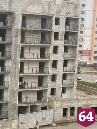 Жители Саратова заметили подростков на опасном долгострое