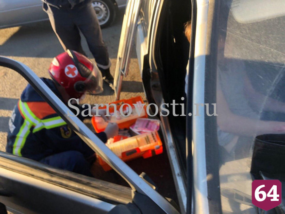 В Саратове водитель «Лады» сломал ногу в ДТП с такси