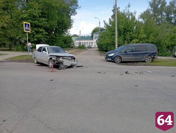 В ДТП с минивэном под Саратовом покалечилась 11-летняя девочка