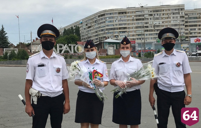 В День семьи полицейские дарили саратовцам ромашки 