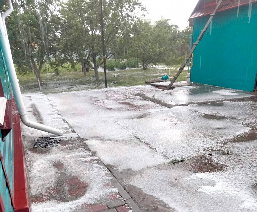 Жители Саратова из-за крупного града боялись выйти на улицу