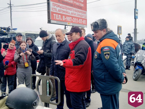 Саратовские спасатели в присутствии губернатора достали из воды рыбаков 