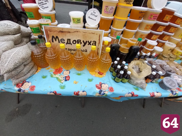 На ярмарке в Саратове продавали оружие и ежей 