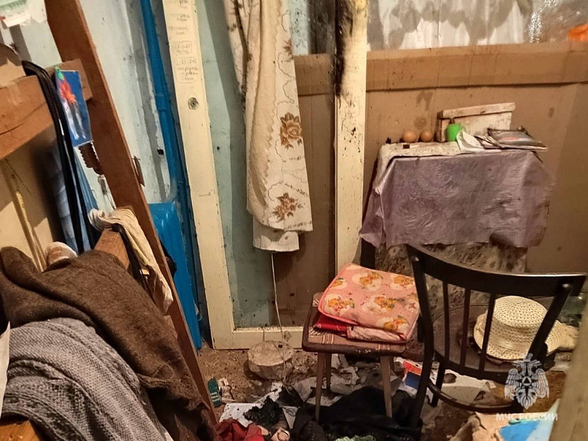 На пожаре от свечи под Саратовом спасли старушку с синдромом Плюшкина