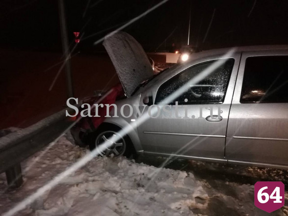 На повороте к саратовскому аэропорту разбился пассажир такси