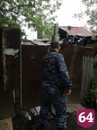 Росгвардейцы спасли на пожаре семью с ребенком и 4 собак