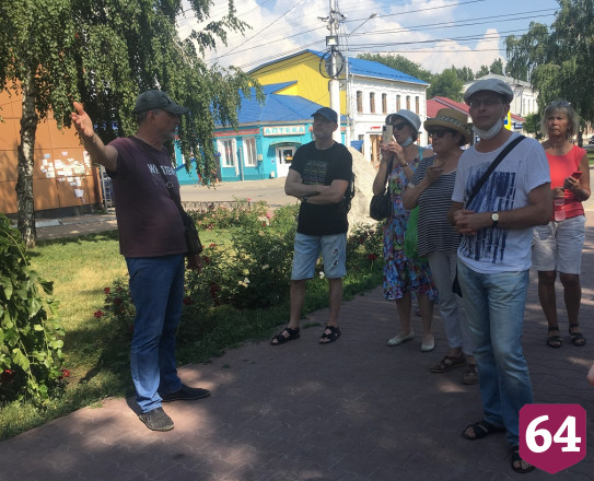 Саратовцы после пения пастора под гитару забрались на колокольню 