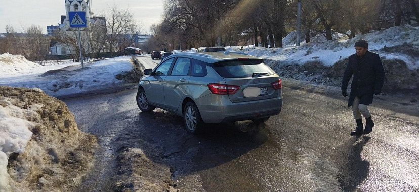 В Саратове автомобилисты сбили на переходах женщину и девочку