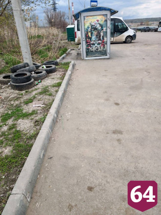 Саратовцы попросили убрать мусор на остановке 