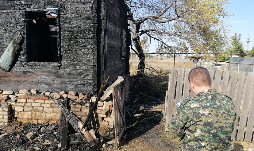На веранде дома после пожара нашли обгоревшее тело мужчины 