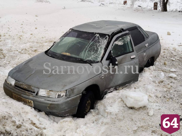 Женщина пострадала при опрокидывании легковушки на окраине Саратова
