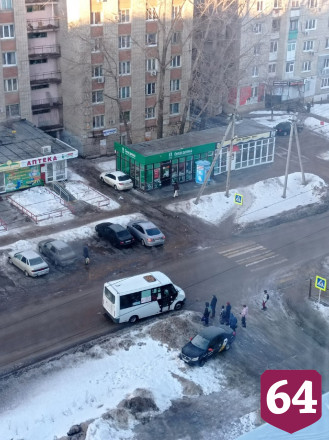 В Энгельсе пассажиры ожидают общественный транспорт на дороге