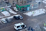 В Энгельсе пассажиры ожидают общественный транспорт на дороге