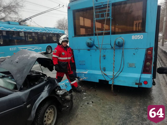 В Саратове водитель легковушки протаранил троллейбус и попал в больницу