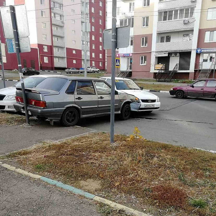 В Саратове девушка объезжала «лежачего полицейского» и протаранила «Ладу»