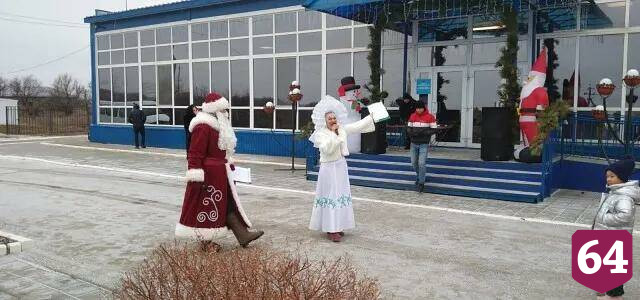 Дед Мороз организовал хороводы у ФОКа под Саратовом