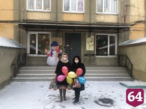 Мастерицы Энгельсского дома-интерната передали теплые подарки малышам