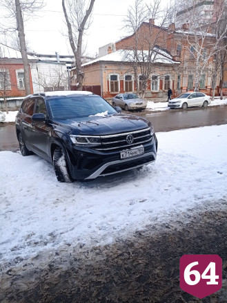 Автохам припарковал внедорожник на газоне в центре Саратова