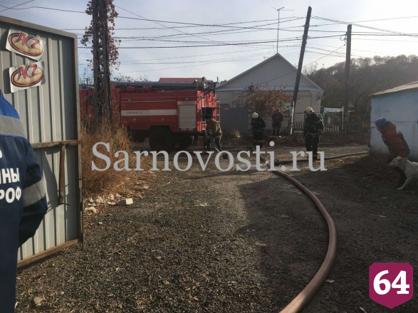 Пожарные тушат полыхающий дом в Саратове