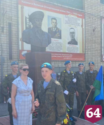 В Саратове в День ВДВ возложили цветы к бюсту Героя Советского Союза 