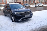 Автохам припарковал внедорожник на газоне в центре Саратова