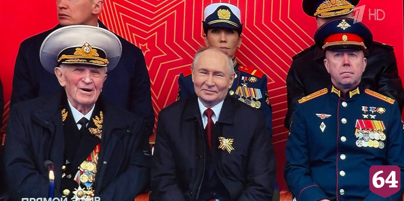 На трибуне с Владимиром Путиным находится Герой России из Саратовской области Людмила Болилая