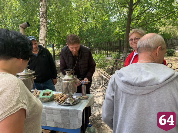 Под Саратовом туристов поили чаем из 120-летнего самовара
