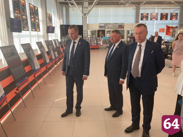 В Саратове в День России подняли Государственный флаг и исполнили гимн