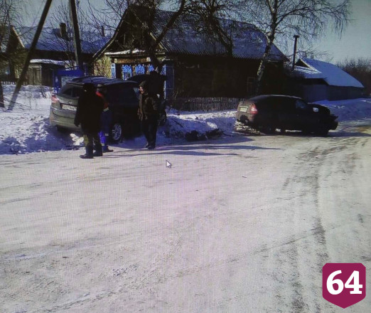 В лобовом столкновении под Саратовом разбились 4 человека