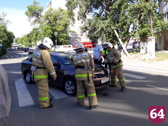 «Шкода» под управлением автоледи на перекрестке опрокинулась на крышу