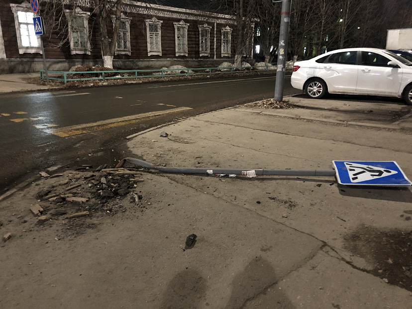 Чиновники пообещали починить «приунывший» знак в центре Саратова