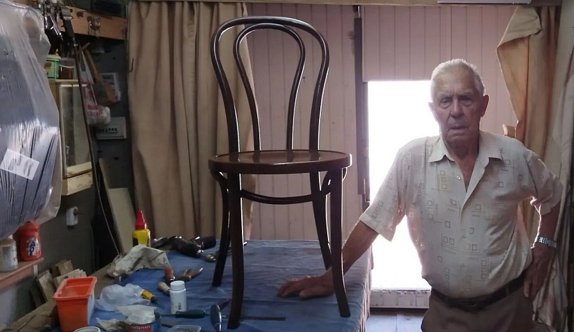 В Саратове 92-летний краснодеревщик дарит мебели вторую жизнь