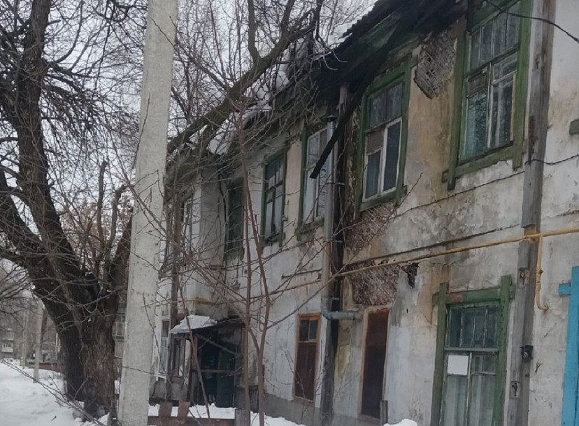 Саратовских чиновников пригласили в гости в полуразрушенный дом