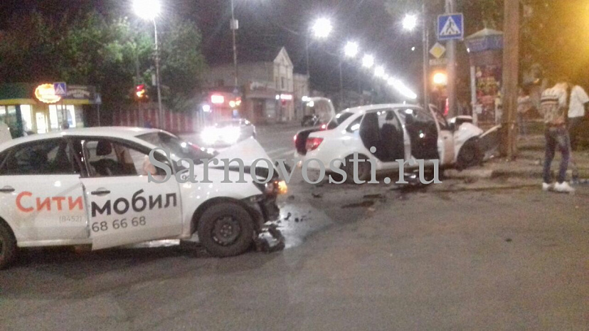 В центре Саратова компания молодых людей разбилась в ДТП с такси